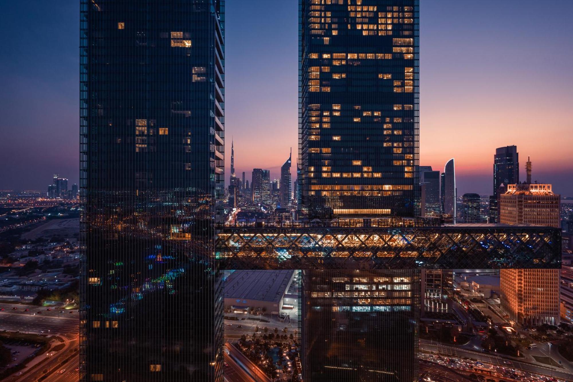 One&Only One Za'Abeel Hotell Dubai Exteriör bild The bridge at night
